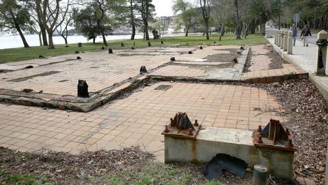 Restos del chiringuito Estrella del Mar de Praia Xardn, que se quem