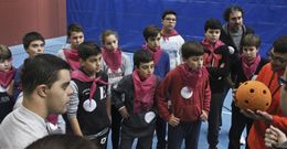 Los escolares carballeses atienden a las explicaciones de alumnos de Espacio Compartido. 