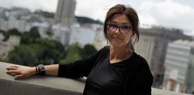 A sonense �nxela Franco, esta semana, nun dos balc�ns da Deputaci�n coa cidade de A Coru�a de fondo. 