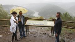 La gerente del consorcio tur�stico de la Ribeira Sacra, Alexandra Seara, el actual alcalde de O Savi�ao, Juan Carlos Armesto, y el encargado de las obras visitan el mirador del Cabo do Mundo tras su apertura, en octubre del 2009