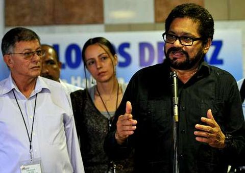 El l�der guerrillero Iv�n M�rquez, a la derecha, ayer en Cuba.