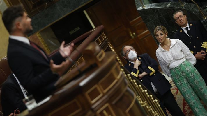 Yolanda D&iacute;az observa una intervenci&oacute;n de Gabriel Rufi&aacute;n en el Congreso de los Diputados.