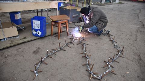 Voluntarios construyen obstculos para proteger el acceso a Kiev