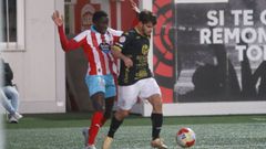 Lansade controla la pelota ante la presi�n de Arao en el derbi lucense celebrado en A Cheda.