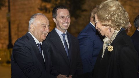 La reina Sof�a saluda al fundador de Proyecto Hombre en Mallorca, Tomeu Catal�