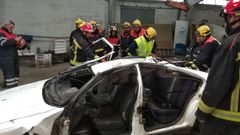 Foto de archivo de pr�cticas conjuntas de bomberos del parque comarcal de Barreiros con personal del GES de A Pontenova, para optimizar recursos y efectividad en casos de excarcelaci�n