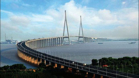 Sutong, China. Tiene 8,2 kil�metros de largo y un vano de 1.088 metros. 