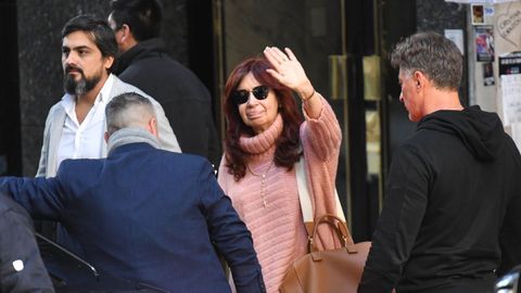 Cristina Fernndez saluda a sus seguidores al abandonar su residencia al da siguiente del atentado