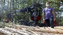 Tinelli Pereiro, hijo de V�ctor Pereiro, en un monte del concello de A Ba�a donde trabajan
