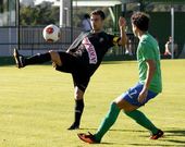 El capit�n racinguista, Pablo Vivero, con el bal�n ante un jugador del �rdenes.