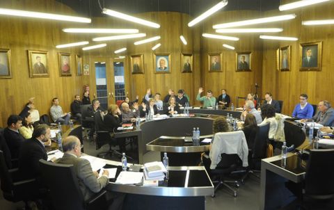 Los 11 votos del gobierno sirvieron para respaldar la aconfesionalidad institucional del Concello de Lal�n.