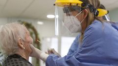Pruebas de coronavirus en la residencia de mayores Domus Vi de Ferrol