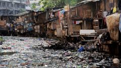 Un canal repleto de basura atraviesa una zona de chabolas en Manila (Filipinas)