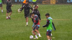 Los jugadores del Celta Fortuna Pablo Meix�s y �ngel Arcos, en el entrenamiento de este domingo.