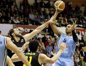 Sean Ogirri lanza a canasta por encima de Alzamora en la primera jornada de Liga.