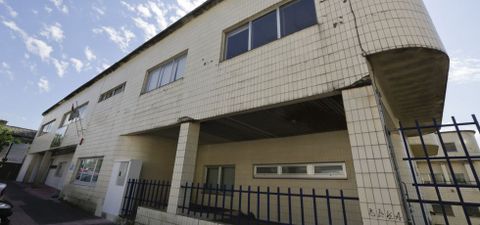 El expediente de Urbanismo aprecia desperfectos en todas las fachadas, con grietas, desprendimientos y deterioro de barandillas. 