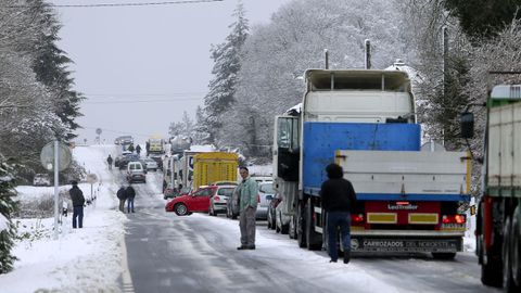 La nieve dificulta la circulacin en la N-640 a la altura del kilmetro 85 provocando grandes retenciones. 