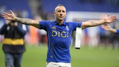 El centrocampista del Oviedo Santi Cazorla al finalizar el encuentro de la jornada 37 de LaLiga entre el Real Oviedo y el Deportivo Alav�s