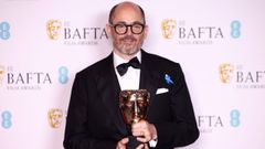 El director alem�n Edward Berger posa con el Bafta al mejor filme no en lengua inglesa para su obra �All Quiet on the Western Front� [Sin novedad en el frente].