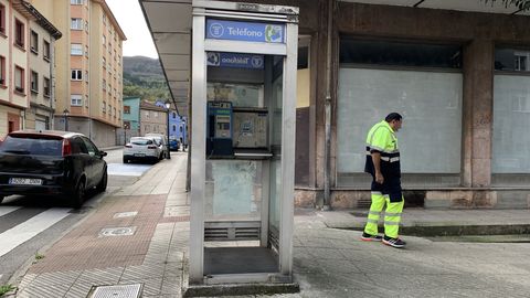 Cabina de tel�fono ubicada en El Entrego