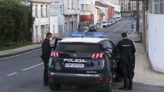 Miembros de la Polic�a Nacional en el transcurso de la b�squeda por el barrio de San Xo�n