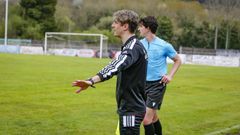 Iv�n Carril, entrenador del Noia, dando instrucciones durante el derbi.