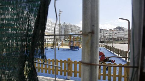 Zona de juegos infantiles cerrada al uso 