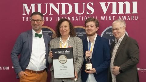 Representantes de Terra de Asorei recogiendo el�premio