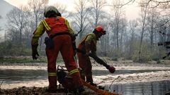 Bomberos de Asturias trabajan para extinguir las llamas en un incendio forestal