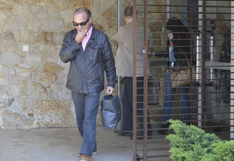 El empresario Manuel Maceiras Hermida a la salida del juzgado de Corcubión en abril del 2013.