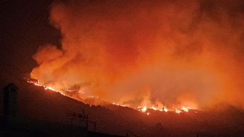 El fuego avanza sin control en Tenerife tras arrasar 1.800 hect�reas