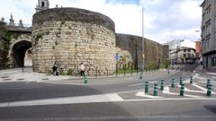 Los coches que circulen por la ronda da Muralla tendr�n prioridad en la Porta de Santiago