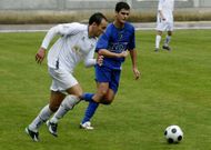 Edu, a la izquierda, trata de conducir el bal�n en el partido ante O Val en A Pinguela.