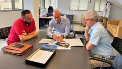 El alcalde de Vilaboa, C�sar Poza, el gerente del �rea, Jos� Flores, y el subdirector de Recursos Econ�micos, Antonio Taboada