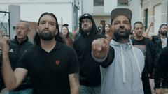 Unha imaxe do v�deo colectivo �Pobo de artistas�, gravado en Bueu, adianto do novo disco de Dakidarr�a. 