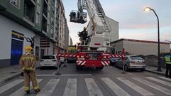 Los bomberos usaron un cami�n con brazo extensible para llegar al balc�n en el que estaba la mujer