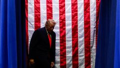 Donald Trump subiendo al escenario en Wasilla (Alaska)