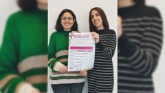 Ana de la Torre e Patricia Gonzlez, traballadoras sociais do Concello, cun cartel anunciador do programa