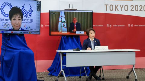 Un momento de la reuni�n entre el presidente del COI Thomas Bach (en la pantalla), la presidenta del comit� organizador, Seiko Hashimoto, y la gobernadora de Tokio, Yuriko Koike (en la pantalla de la izquierda)