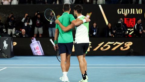 Saludo entre Alcaraz y Djokovic al final del encuentro