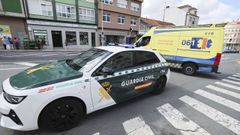 Un veh�culo de la Guardia Civil, junto a una ambulancia, en una imagen de archivo.