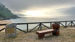 Uno de los bancos art�sticos de la Ruta de los Bancos de Villaviciosa, en la playa de La �ora.