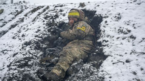 Un militar ucraniano yace en el suelo en una posicin de combate en Kharkiv, Ucrania.