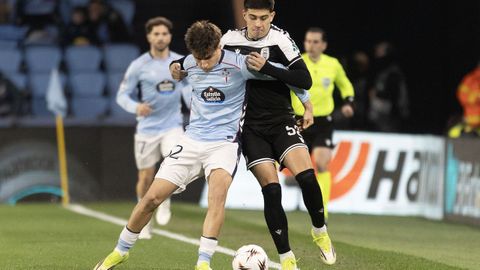 Javi Rodr�guez puga con un riva durante el Celta-PAOK de este jueves en Bala�dos.