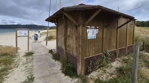 Casetas en mal estado en el arenal de Nerga.