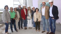 La visita a las obras del hospital asilo de la conselleira Fabiola Garcia, en la imagen con autoridades y empleados del Concello