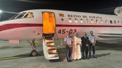 El papa, junto a la tripulaci�n que lo traslad� a Roma en un Falc�n cedido por el rey