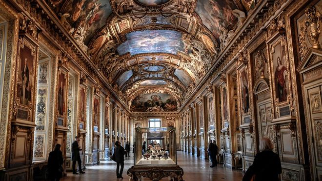 Foto de archivo de la galer�a Apolo en el museo del Louvre, donde se produjo el robo