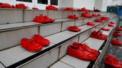 Zapatos rojos contra la violencia machista en el colegio Calasanzas de A Corua.