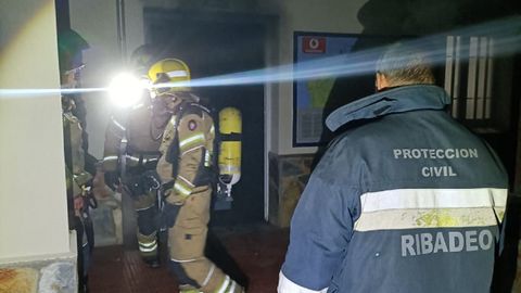 Intervenci�n en la estaci�n de tren de Ribadeo por un incendio